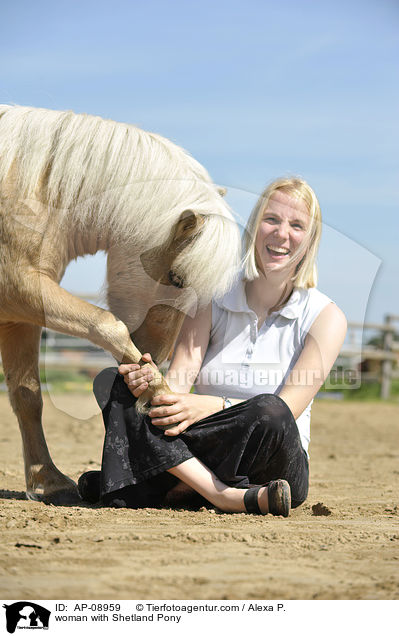 Frau mit Shetland Pony / woman with Shetland Pony / AP-08959