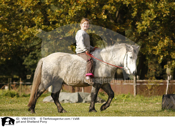 Mdchen und Shetland Pony / girl and Shetland Pony / VM-01576