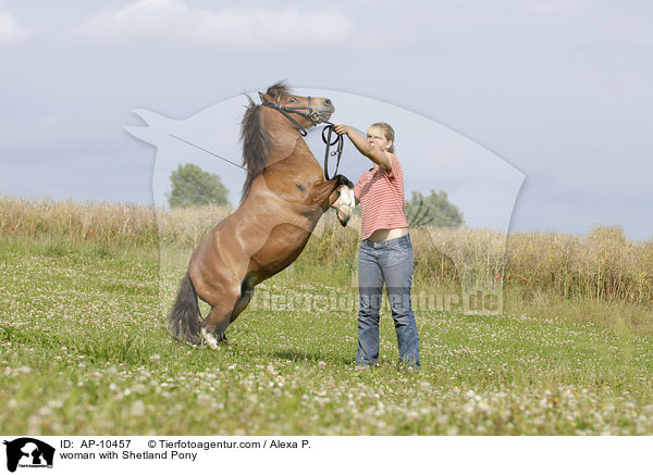 Frau mit Shetland Pony / woman with Shetland Pony / AP-10457