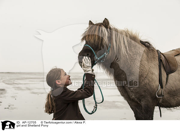 Mdchen und Shetland Pony / girl and Shetland Pony / AP-12705