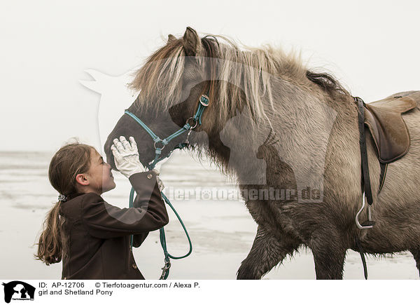 Mdchen und Shetland Pony / girl and Shetland Pony / AP-12706