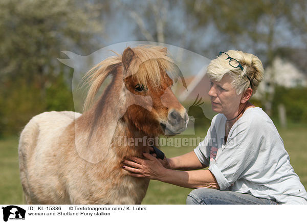 Frau und Shetland Pony Hengst / woman and Shetland Pony stallion / KL-15386
