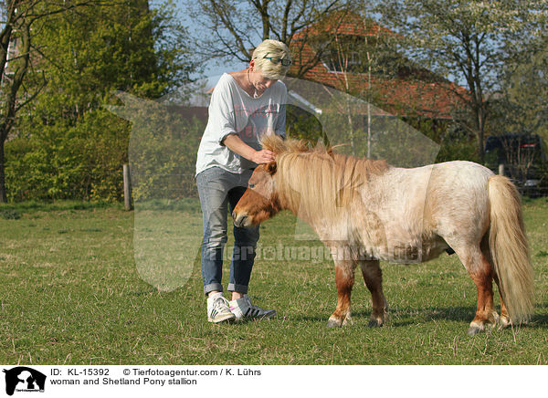 Frau und Shetland Pony Hengst / woman and Shetland Pony stallion / KL-15392