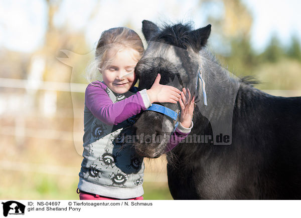 Mdchen und Shetland Pony / girl and Shetland Pony / NS-04697