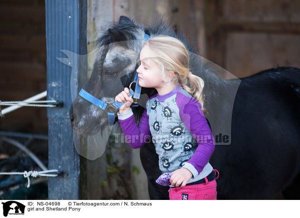 Mdchen und Shetland Pony / girl and Shetland Pony / NS-04698