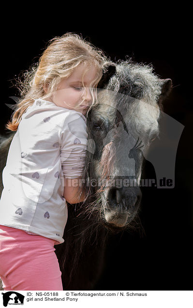Mdchen und Shetland Pony / girl and Shetland Pony / NS-05188