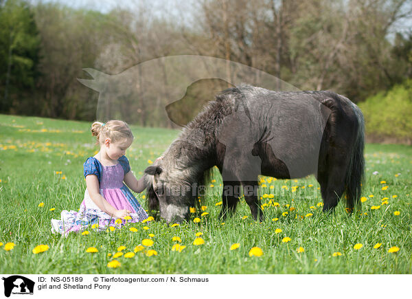 Mdchen und Shetland Pony / girl and Shetland Pony / NS-05189