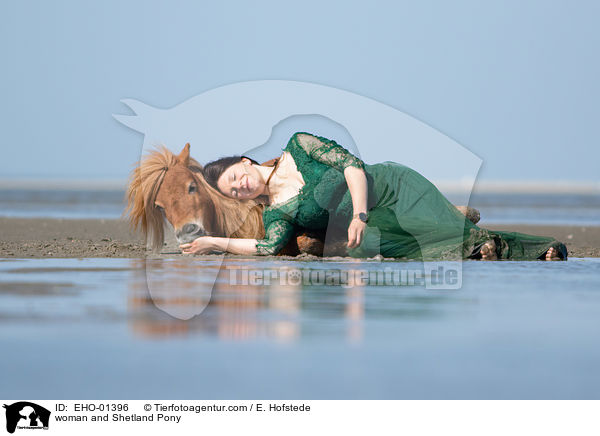 Frau und Shetland Pony / woman and Shetland Pony / EHO-01396