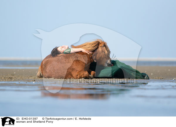 Frau und Shetland Pony / woman and Shetland Pony / EHO-01397