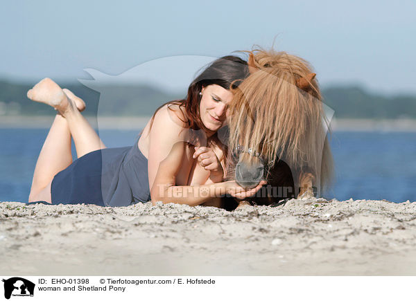 Frau und Shetland Pony / woman and Shetland Pony / EHO-01398