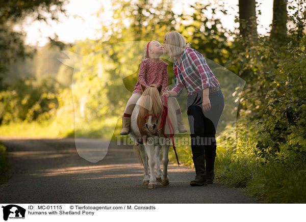 Menschen mit Shetlandpony / humans with Shetland Pony / MC-01115