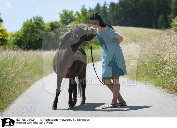 Frau mit Shetlandpony / woman with Shetland Pony / NS-06024