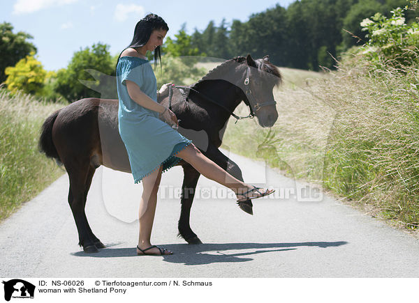 Frau mit Shetlandpony / woman with Shetland Pony / NS-06026