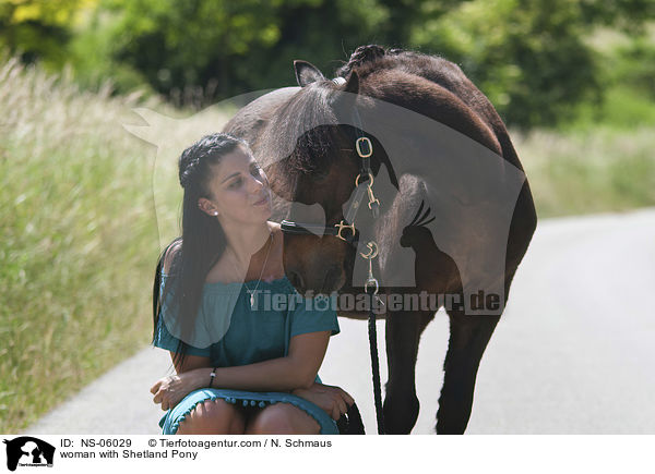 Frau mit Shetlandpony / woman with Shetland Pony / NS-06029