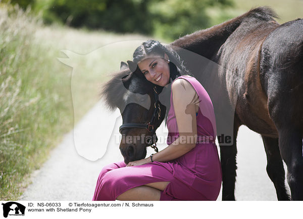 Frau mit Shetlandpony / woman with Shetland Pony / NS-06033