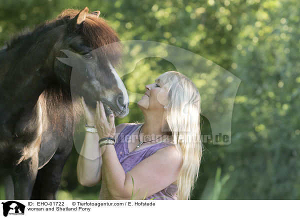 Frau und Shetlandpony / woman and Shetland Pony / EHO-01722