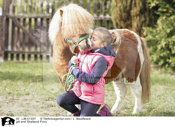 Mdchen und Shetland Pony / girl and Shetland Pony / LIB-01307