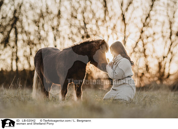 Frau und Shetland Pony / woman and Shetland Pony / LB-02042