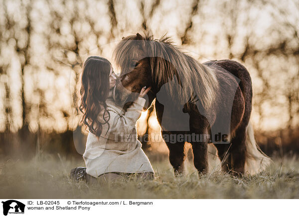 Frau und Shetland Pony / woman and Shetland Pony / LB-02045