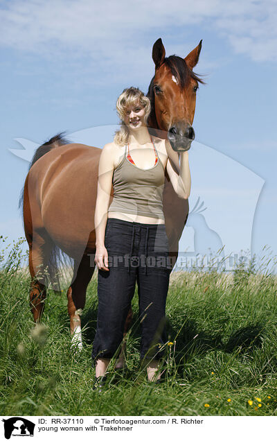 junge Frau mit Trakehner / young woman with Trakehner / RR-37110