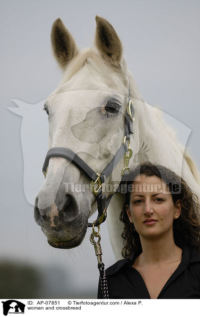 woman and crossbreed / AP-07851