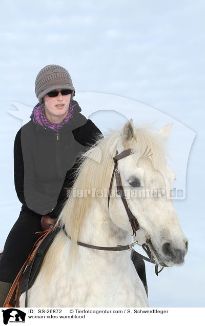 Frau reitet Warmblut / woman rides warmblood / SS-26872