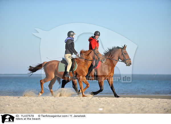 Reiter am Strand / riders at the beach / YJ-07578