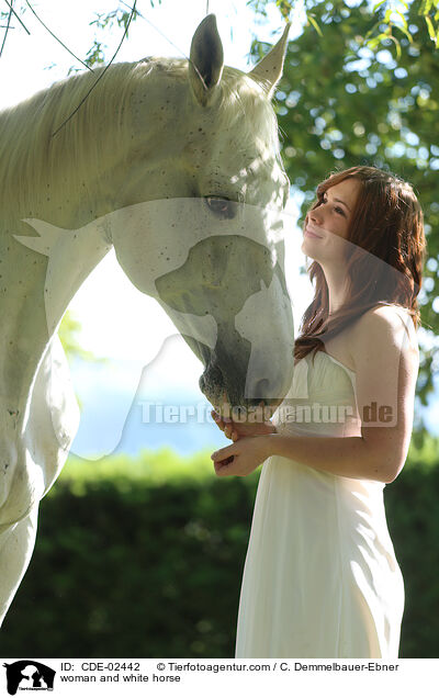 Frau und Schimmel / woman and white horse / CDE-02442