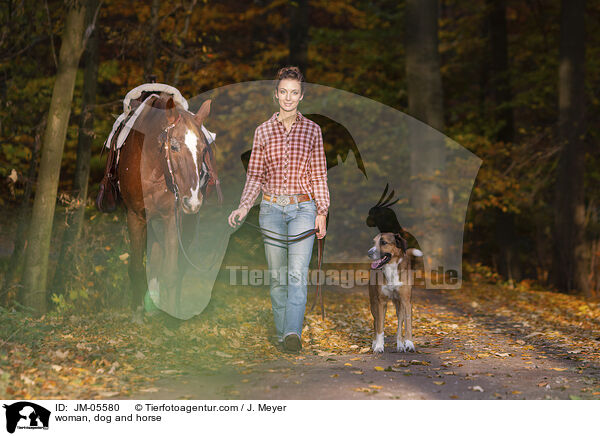 Frau, Hund und Pferd / woman, dog and horse / JM-05580