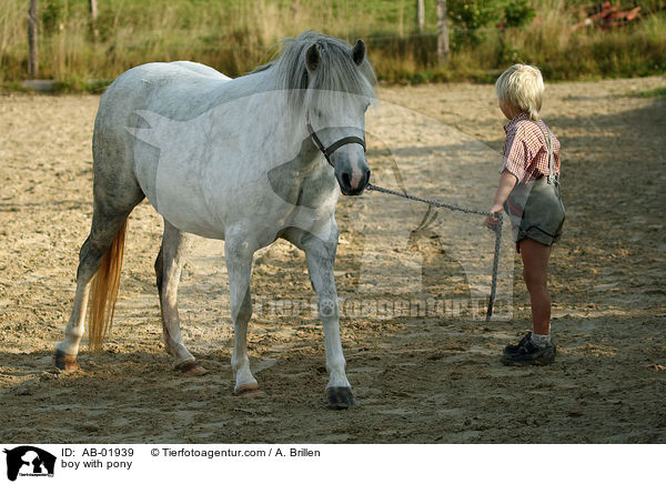 Junge und Pony / boy with pony / AB-01939