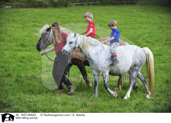 kids riding ponys / SST-06622