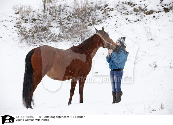 junge Frau mit Pferd / young woman with horse / RR-49107