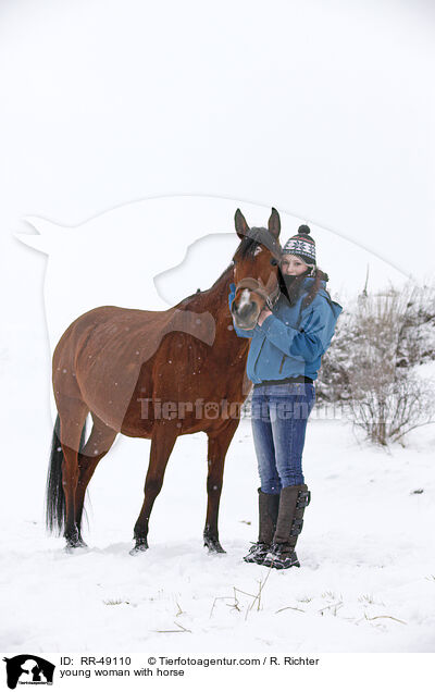 junge Frau mit Pferd / young woman with horse / RR-49110