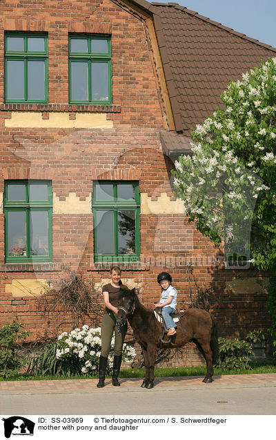 Mutter mit Pony und Tochter / mother with pony and daughter / SS-03969