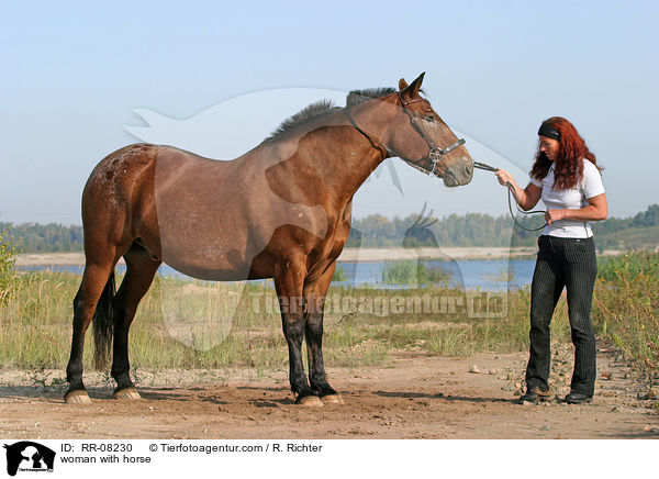 Frau mit Pferd / woman with horse / RR-08230