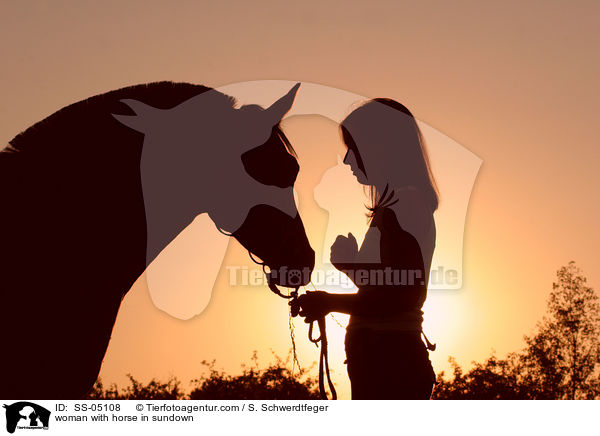 Frau mit Pferd im Sonnenuntergang / woman with horse in sundown / SS-05108