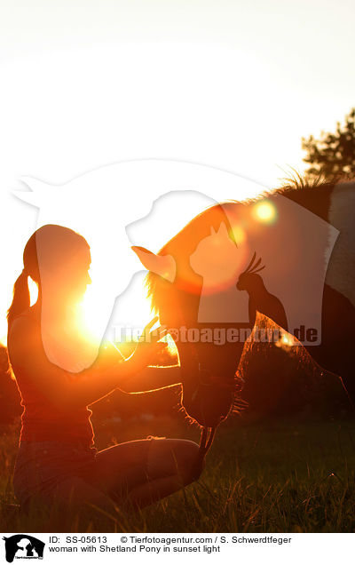 Frau mit Shetland Pony im Abendlicht / woman with Shetland Pony in sunset light / SS-05613