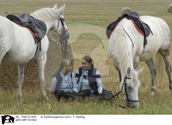 Mdchen mit Pferden / girls with horses / THA-01305