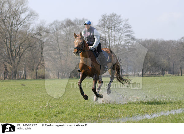 Freizeitreiten / riding girls / AP-01237