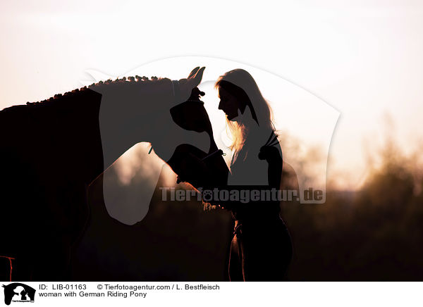 Frau mit Deutsches Reitpony / woman with German Riding Pony / LIB-01163