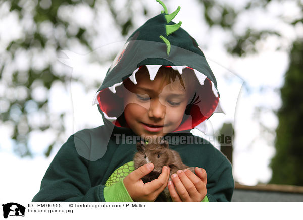 Junge und Meerschwein / boy and guinea pig / PM-06955