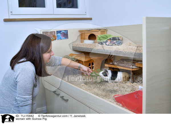 Frau mit Meerschweinchen / woman with Guinea Pig / YJ-15882