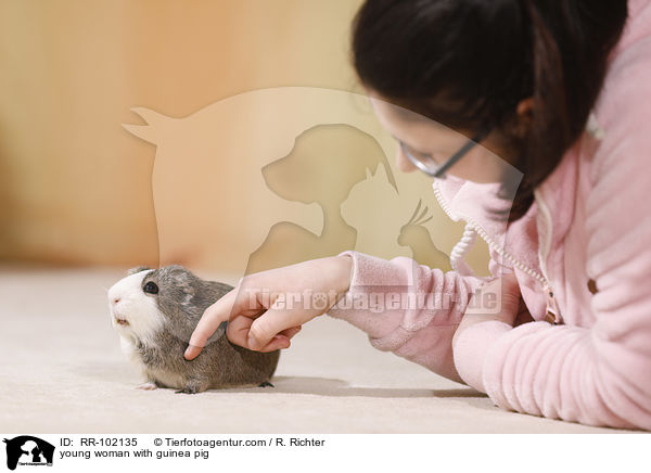 junge Frau mit Meerschweinchen / young woman with guinea pig / RR-102135