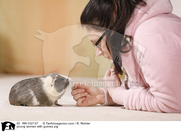 junge Frau mit Meerschweinchen / young woman with guinea pig / RR-102137