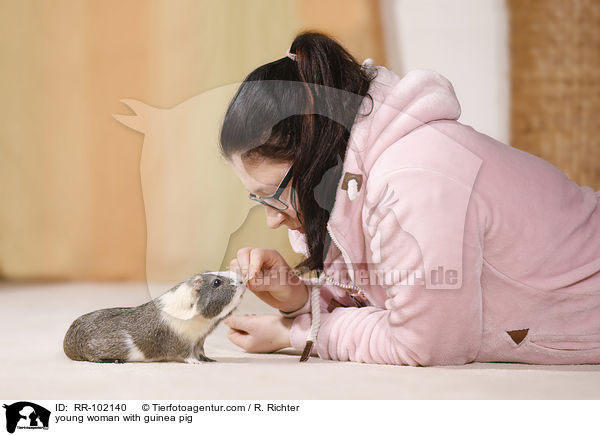 junge Frau mit Meerschweinchen / young woman with guinea pig / RR-102140