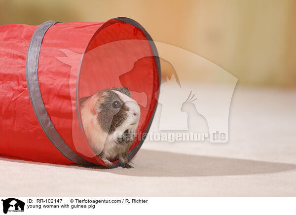 junge Frau mit Meerschweinchen / young woman with guinea pig / RR-102147