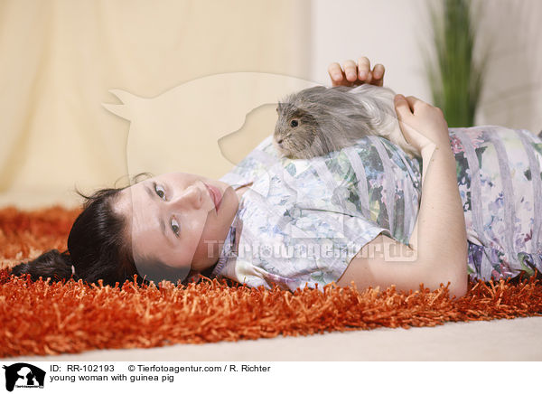 junge Frau mit Meerschweinchen / young woman with guinea pig / RR-102193