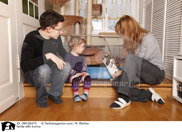 Familie mit Kaninchen / family with bunny / RR-28470