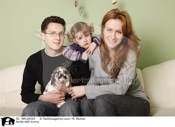 Familie mit Kaninchen / family with bunny / RR-28493