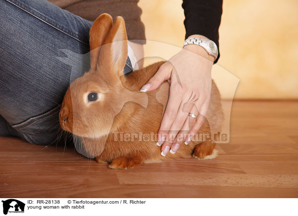 junge Frau mit Kaninchen / young woman with rabbit / RR-28138